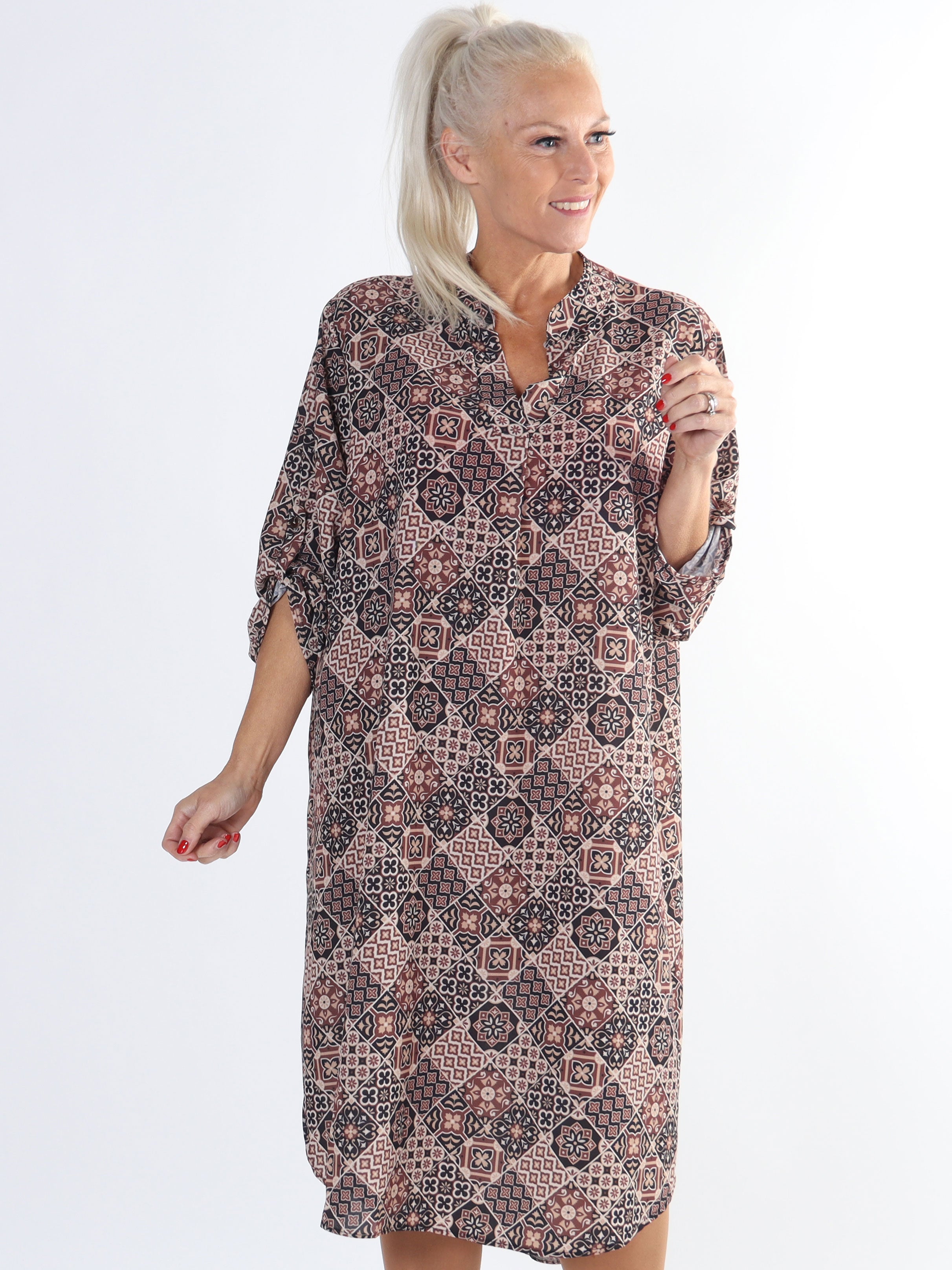 Vanesa Mosaic Long - Plus size mønstret kjole